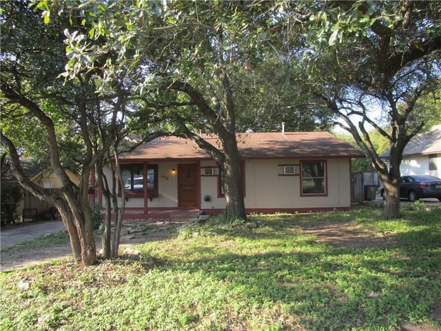 203 E Applegate Dr