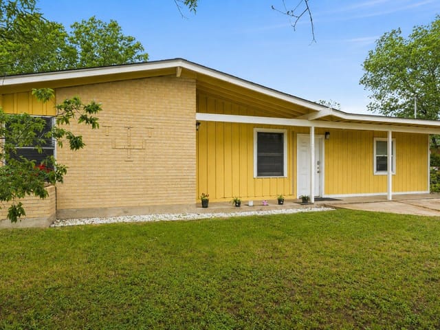 203 E Lola Dr