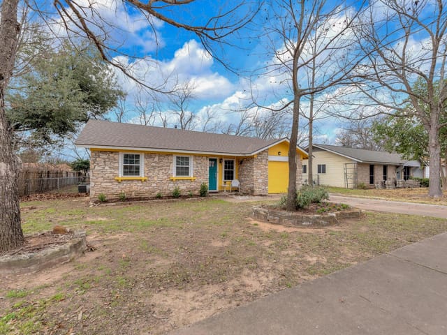 203 E Longspur Blvd