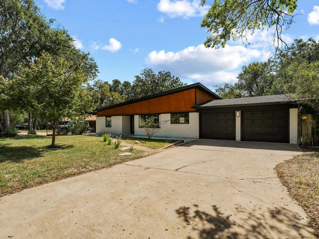 203 W Caddo ST
