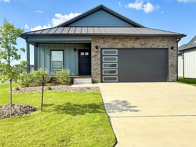 2031 Applewood DR