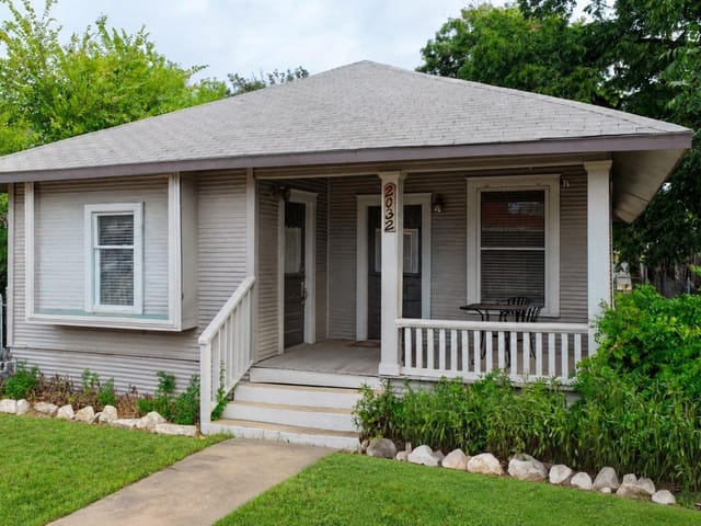 2032 E Cesar Chavez ST