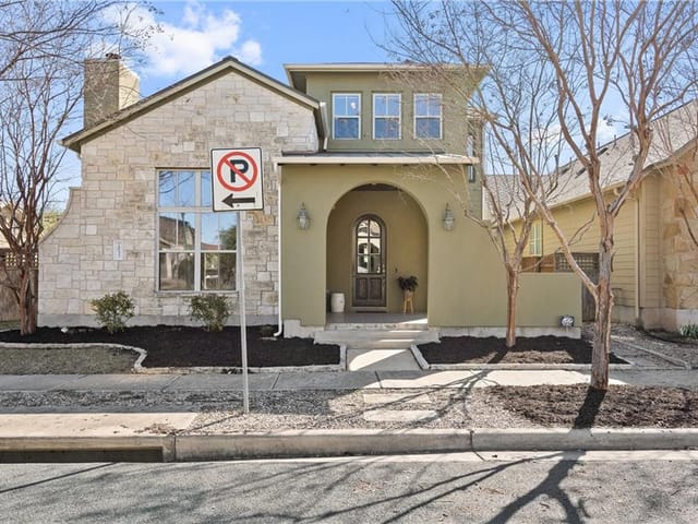 2033 Emma Long St