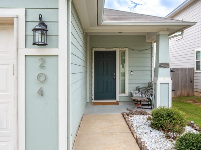 204 Twisted Oaks LN