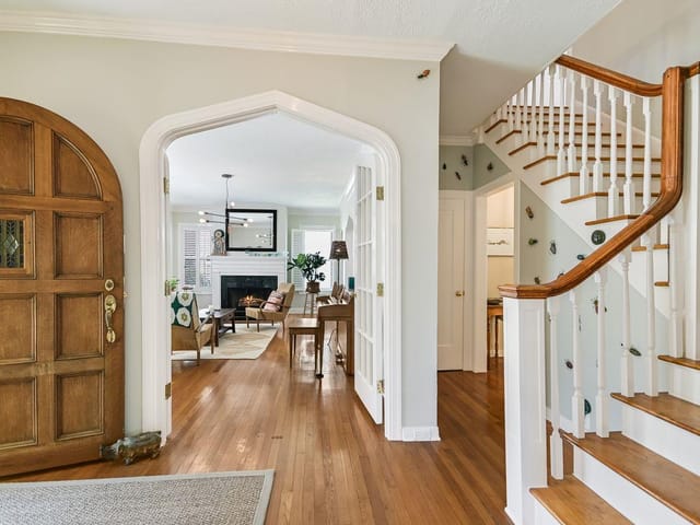 204 W 32nd ST