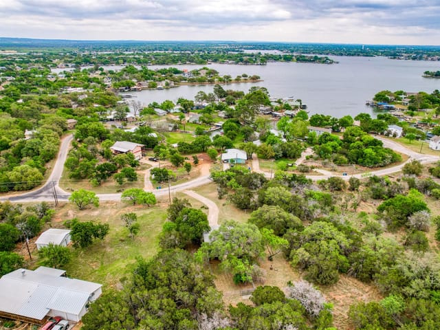 204 W Lakeshore Dr