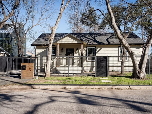205 Adam L Chapa Sr St