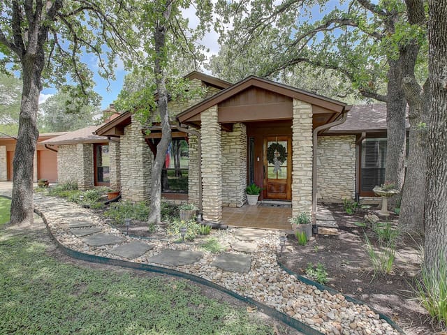 205 E Esparada DR