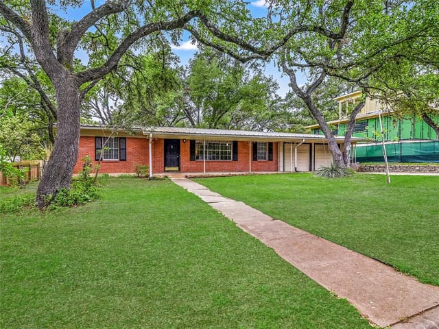 205 W Spring DR