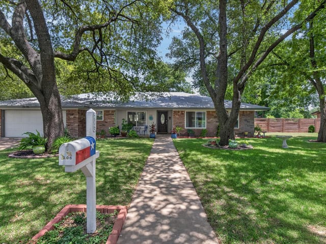 206 Corder LN
