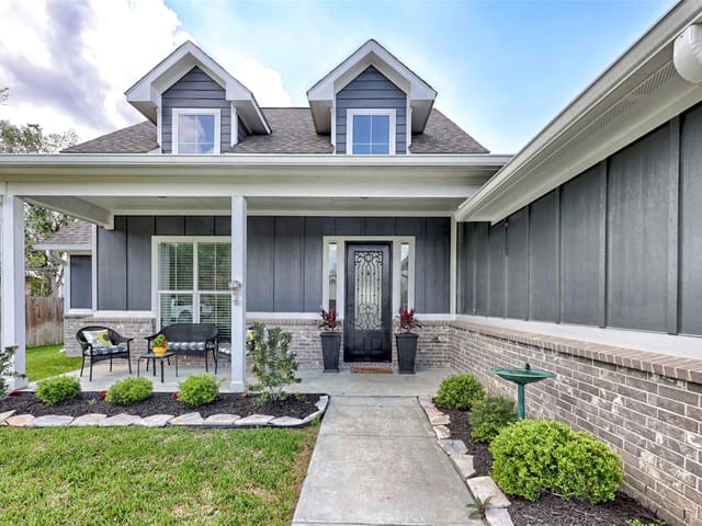 206 E Hinton RD