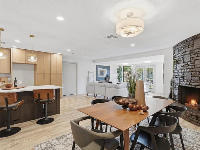 206 Glenmoor DR