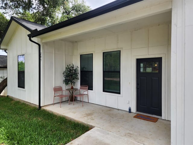 207 Laurel LN