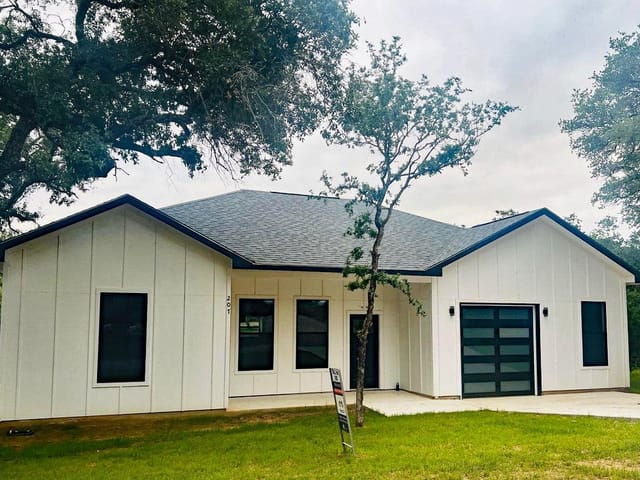 207 Laurel LN