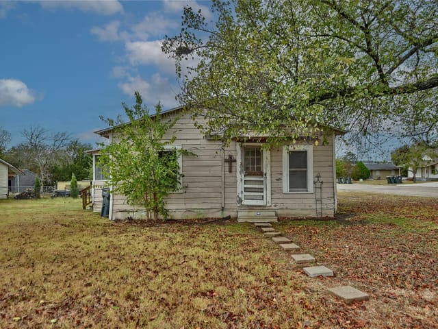 207 S Waco St