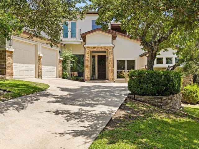 View 207 Spellbrook LN in Lakeway Sec Clusters 28 02 207 Spellbrook LN - property photo 1 - Luxury home in Lakeway Sec Clusters 28 02, Lakeway, TX