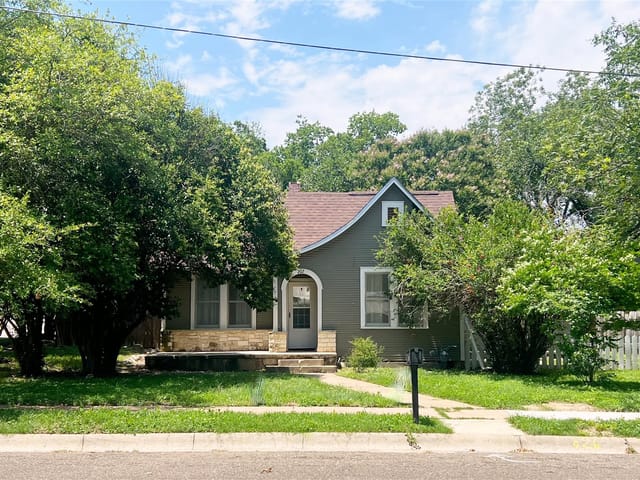 207 W 5th St