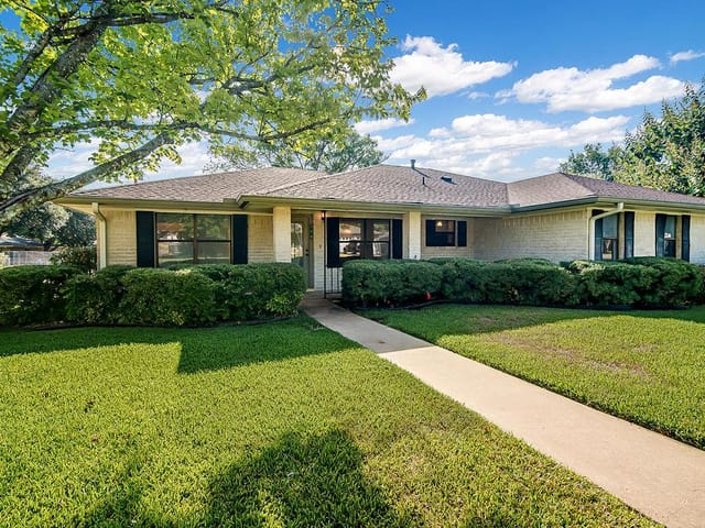 208 Edgewood DR