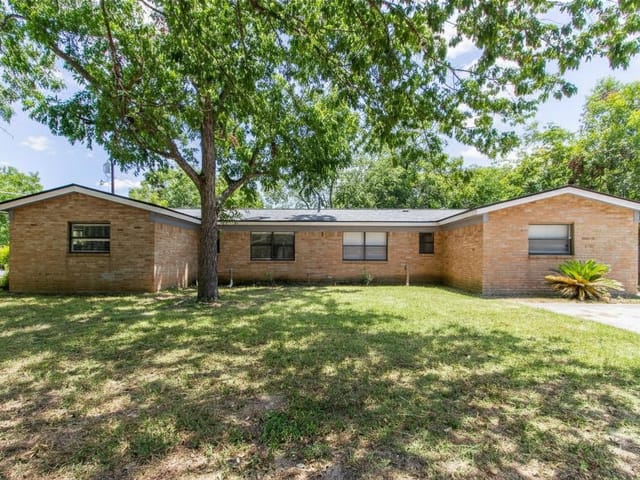 208 Hackberry ST