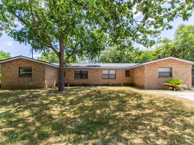 208 Hackberry ST