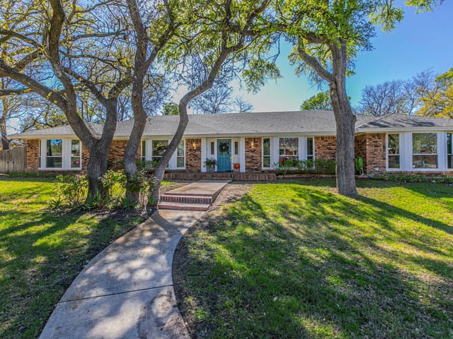 208 Highland Oaks Dr