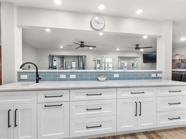 208  Iris Ln