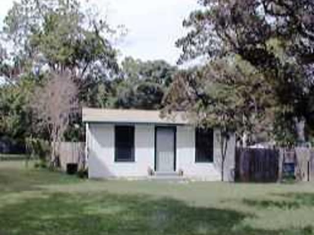 208 LESSIN LN