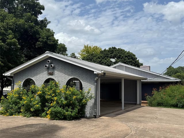 208 Riverside DR