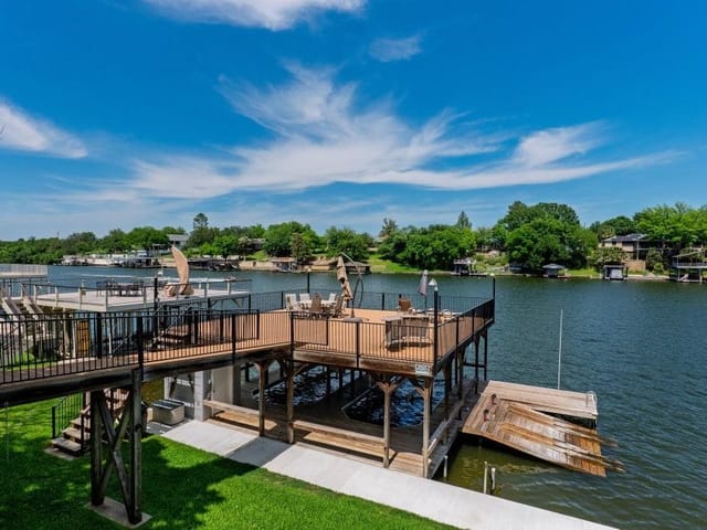 208 Riverside DR