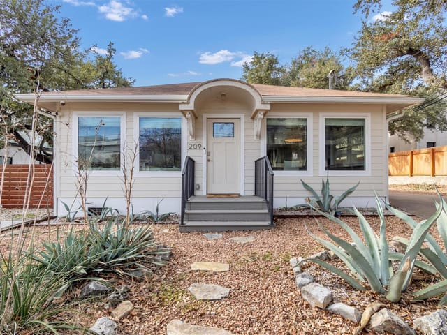 209 E Live Oak St Unit #1/2