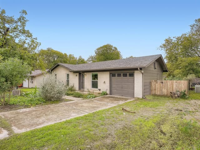 209 E Longspur Blvd
