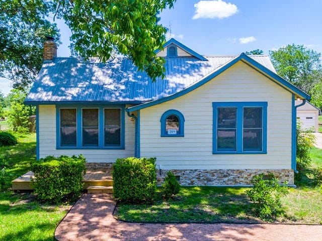 209 Lockhart ST