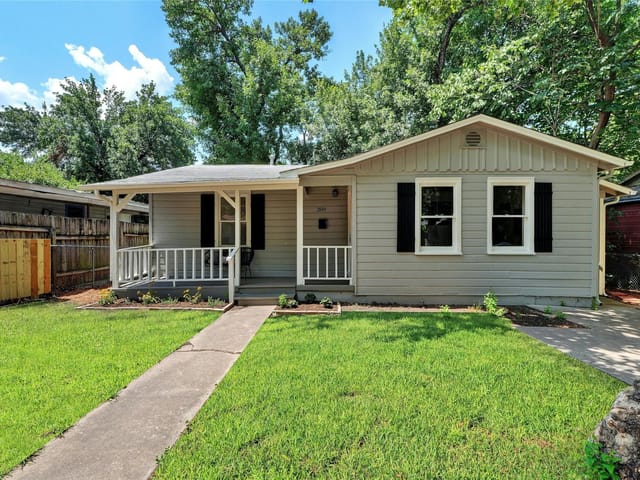 209 W 55th 1/2 St
