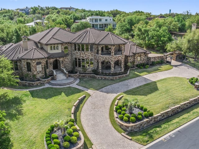 210 Costa Bella DR