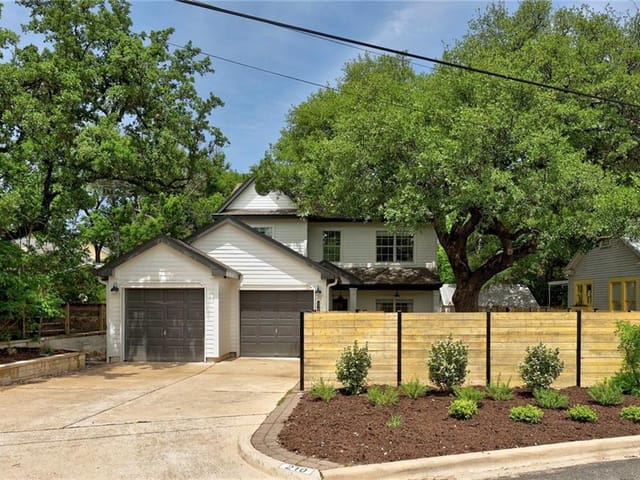 210 Le Grande Ave
