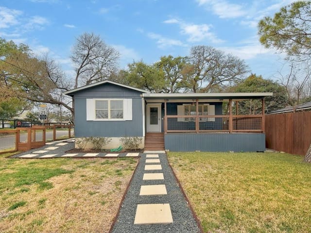 2100 W 10th St