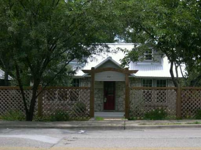 2101 Bluebonnet LN
