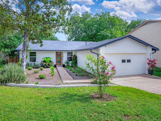 2102 Lear LN