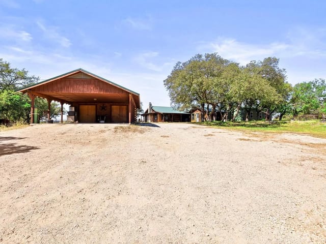 2102 Private Road 1377