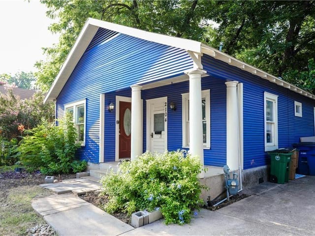 2104 E cesar chavez St