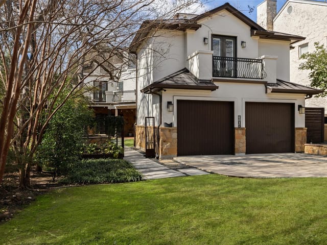 2104 Stamford LN