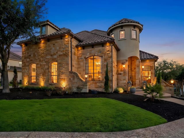 2104 University Club Dr
