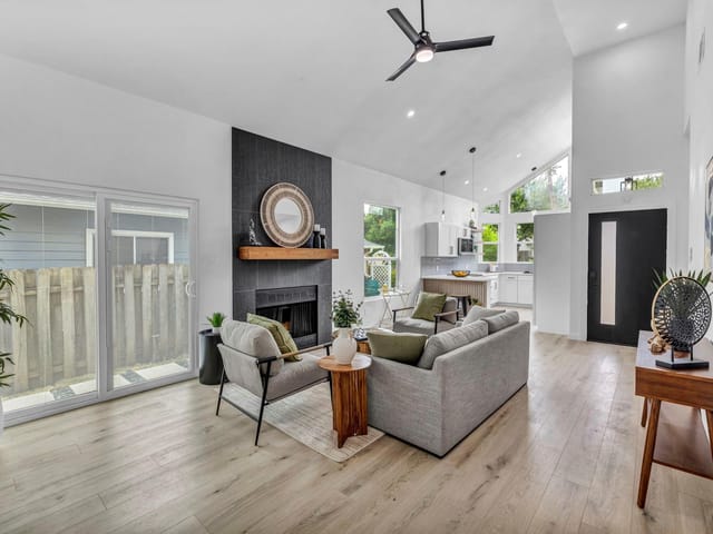 2107 Castle View Dr