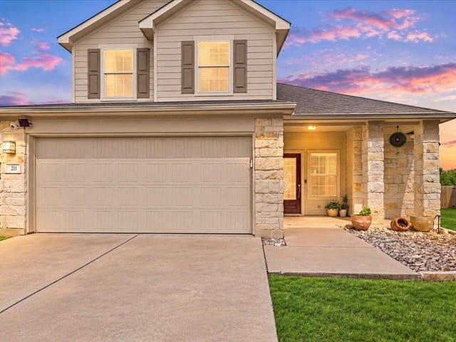 211 Falcon LN