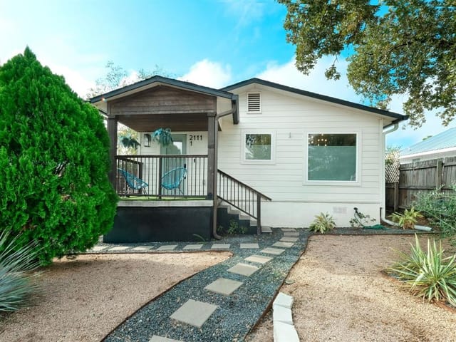 2111 E 9th St Unit #1