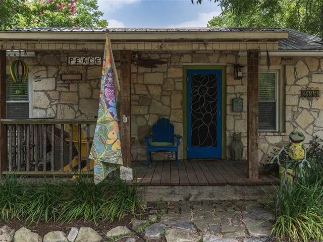 2111 Oxford Ave