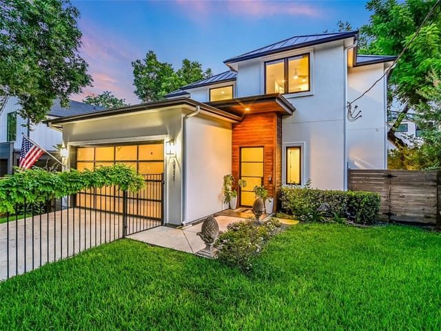 2111 Peach Tree ST