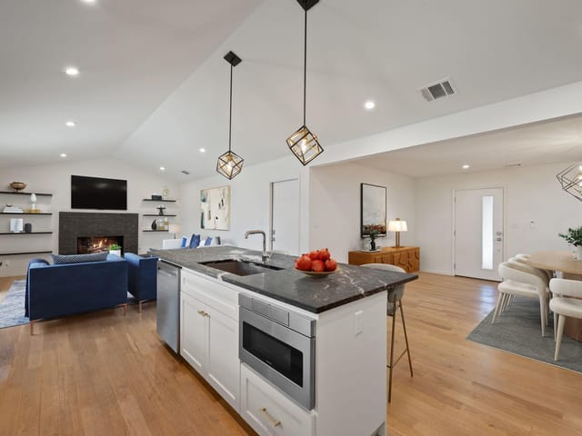 2111 Teakwood DR
