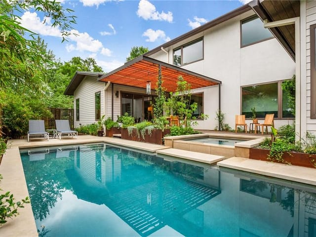 2113 La Casa DR