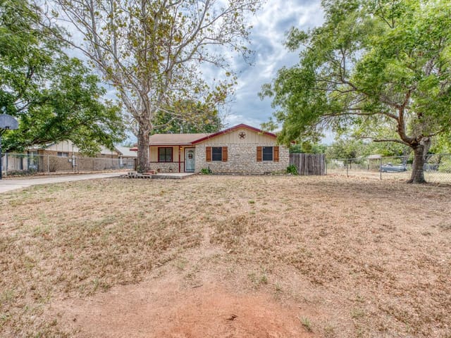 212 N River Oaks DR
